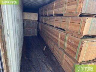 V pondělí jsme naskladnili kontejner hranolů garapa KD Premium kvalita. Skladem máme víc jak 11500 bm.